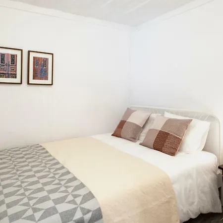 Alfama Street View דירה